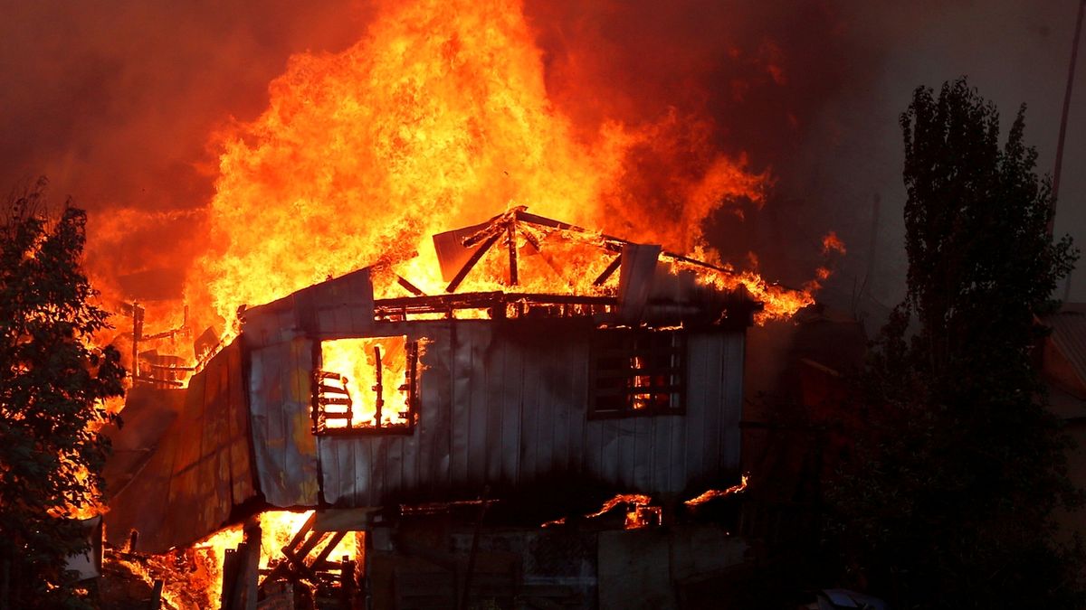 Silné lesní požáry zničily v Chile nejméně 120 domů